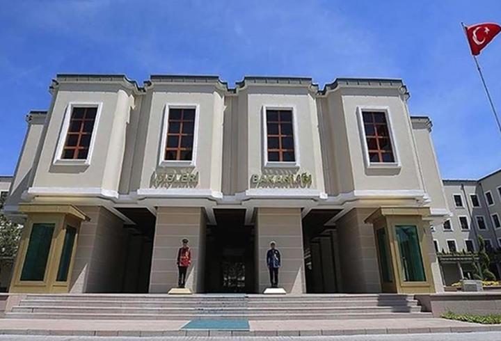 Gazi Mustafa Kemal Atatürk adına 1927 yılından bu yana düzenlenen ve Türk at yarışçılığının en prestijli organizasyonu olarak kabul edilen Gazi Koşusu’nun 100’üncüsü İstanbul Veliefendi Hipodromu’nda gerçekleştirilecek. 2400 metre çim pistte koşulacak dev mücadelede, 2023 doğumlu 3 yaşlı safkan İngiliz tayları birincilik için piste çıkacak. Yarışa birbirinden iddialı atlar katılırken, büyük heyecanın yaşanması bekleniyor. Türk yarışçılığının derbisi olarak gösterilen Gazi Koşusu, canlı yayınla e
