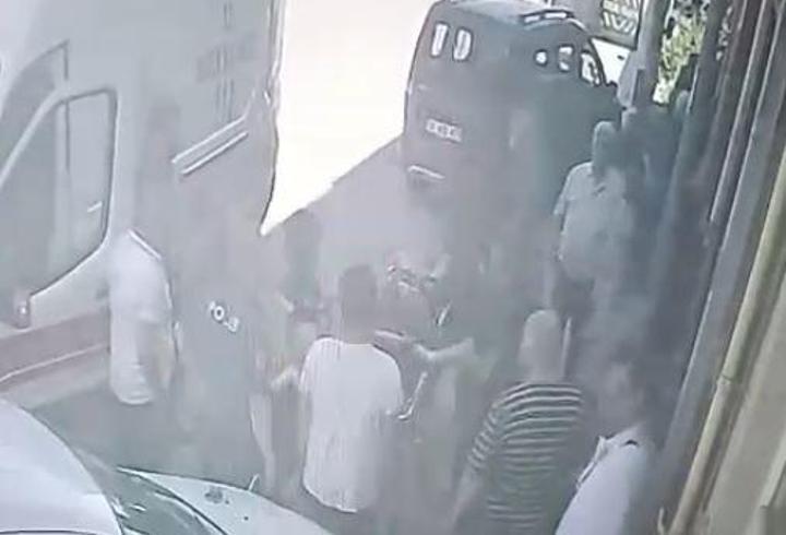 Kaporta ustası tamir etmek istediği otomobilin altında kaldı; o anlar kamerada