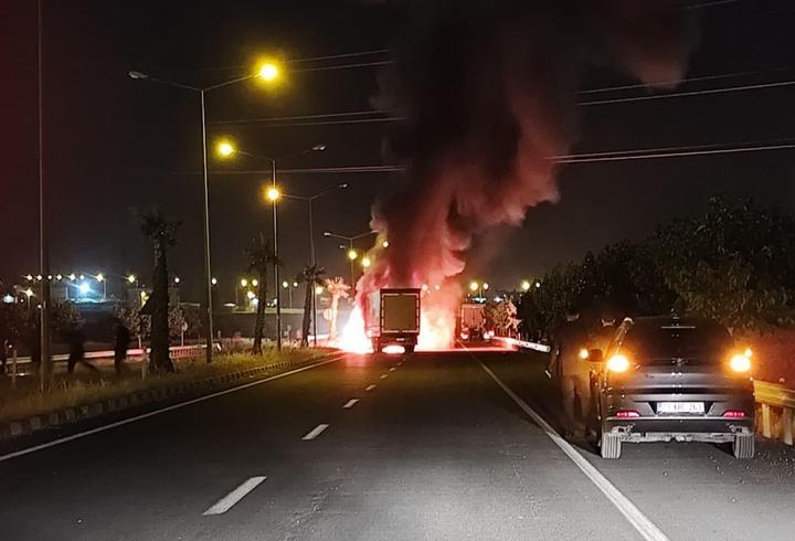 Cizre’de seyir halindeki TIR yandı