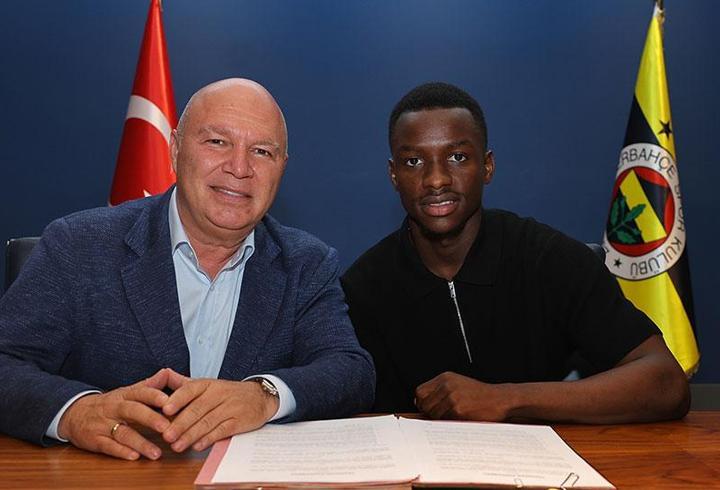 Fenerbahçe, genç yetenek Amara Diouf ile 5 yıllık sözleşme imzaladı
