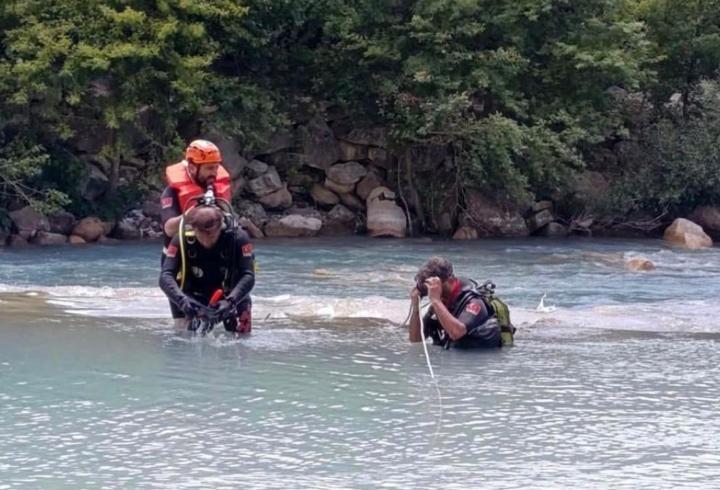 Serinlemek için girdiği çayda kayboldu