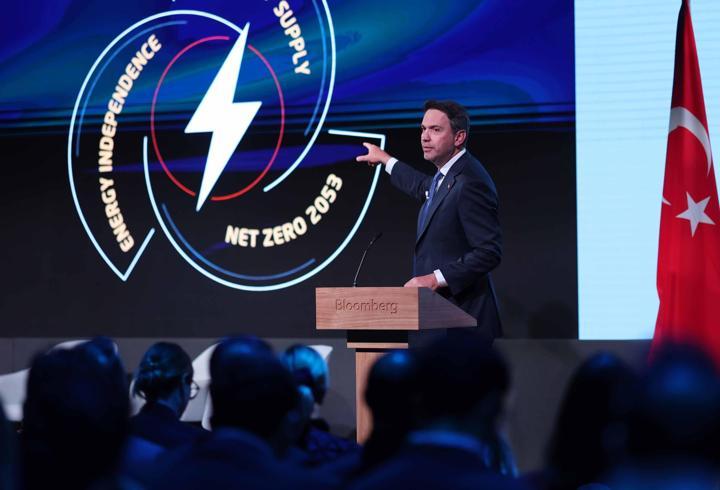 Bakan Bayraktar, Londra'da enerji dönüşümünün yol haritasını anlattı