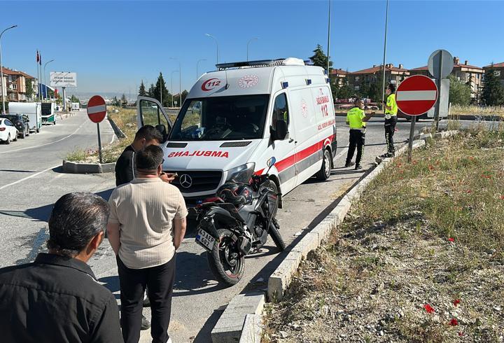 Yön levhasına çarpan motosikletin sürücüsü ağır yaralandı