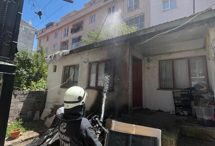Evin çatısında çıkan yangını itfaiye söndürdü