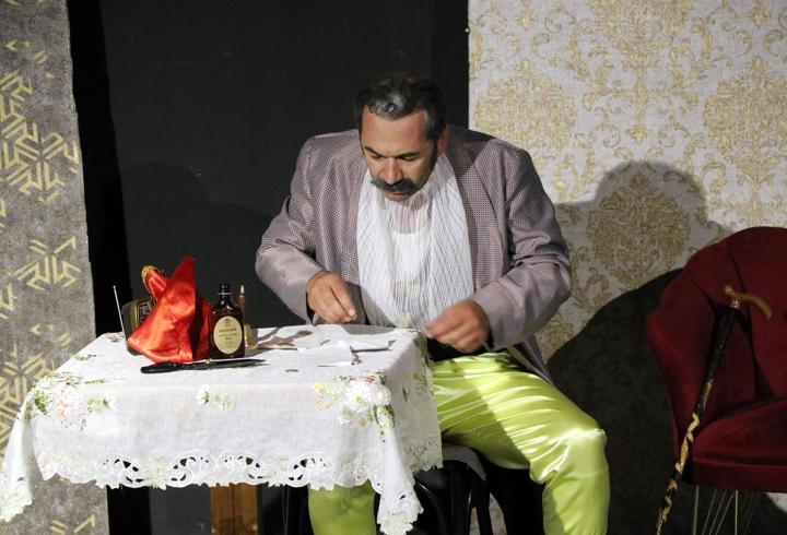 Vanlı tiyatrocu, '30 günde 30 farklı tek kişilik oyun' ile rekora hazırlanıyor