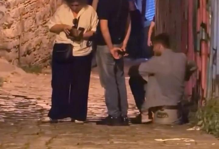 Galata’da 'fırça düşürme' bahanesiyle dolandırmaya çalıştığı kadını Rus turistler kurtardı; şüpheli yakalandı