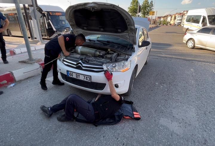 Otomobilin motor kısmında sıkışan kediyi itfaiye kurtardı