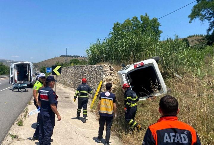 Bilecik'te istinat duvarına çarpan kamyonet sürücüsü yaralandı