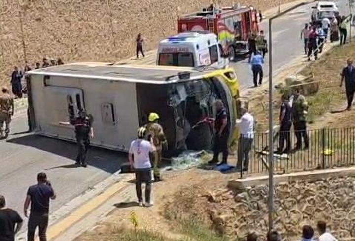 Çocuğa çarpmamak için şoförünün manevra yaptığı özel halk otobüsü devrildi