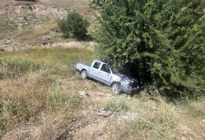 Kamyonet dereye uçtu: 2 yaralı
