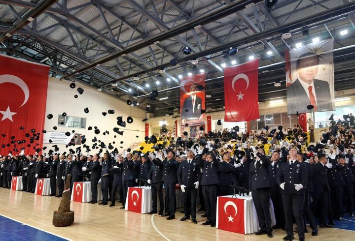 Bitlis'te POMEM mezunları kep fırlattı