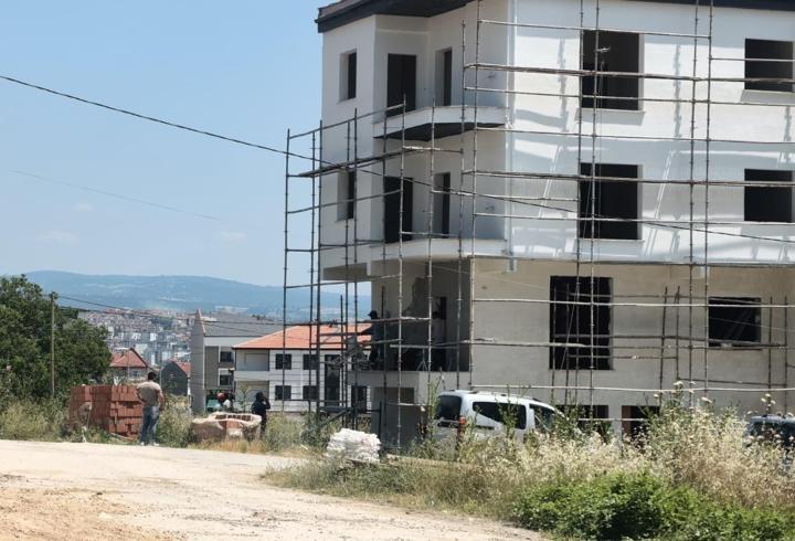 İnşaat iskelesinden düşen sıva ustası ağır yaralandı