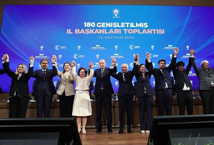 AK Parti, istişare ve değerlendirme kampına girmeye hazırlanıyor. 26-28 Haziran tarihleri arasında Sapanca'da düzenlenecek programda parti politikaları, bölgesel ve küresel gelişmeler değerlendirilecek. Kampta Bakanlar, AK Parti'nin yetkili kurul üyelerinin sorularını yanıtlayacak. Cumhurbaşkanı Erdoğan,  milletvekilleri ile de özel bir toplantı yapacak.7