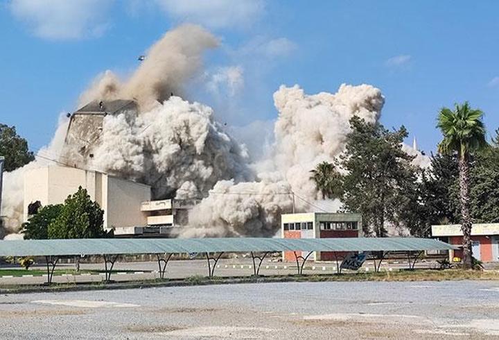 Yer: Adana! 16 katlı bina dinamitle yıkıldı