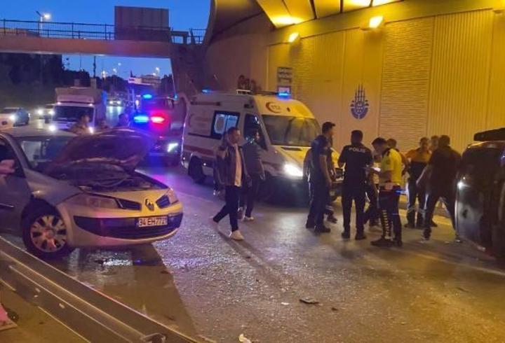 Bakırköy'de hafif ticari araç ile otomobil çarpıştı: 5 yaralı