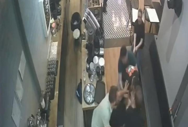 Kadıköy’de kafe çalışanına saldıran kişi kamerada