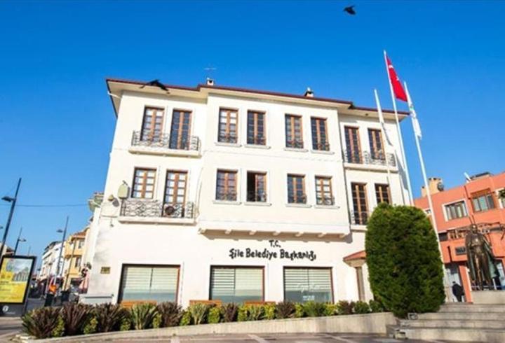 Son dakika haberine göre; Ağrı'da kaybolduktan 18 gün sonra cansız bedeni bulunan Leyla Aydemir'in (4) ölümüne ilişkin yeniden görülen davada, 1'inci Ağır Ceza Mahkemesi, tutuklu sanık Yusuf Aydemir'i 'kasten öldürme' suçundan ağırlaştırılmış müebbet hapis cezasına çarptırdı.

1