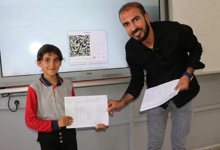 3 yıl okulun tek öğrencisiydi; nakil sonrası 32 arkadaşıyla karne heyecanı yaşadı