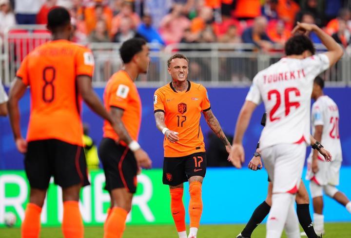 Hollanda, grubunu lider tamamladı