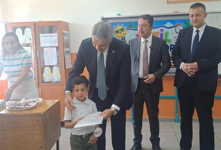 Beypazarı'nda öğrenciler karnelerini aldı