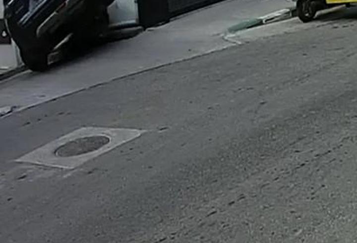 Otomobilin, iş yerinin duvarına çarptığı kaza kamerada