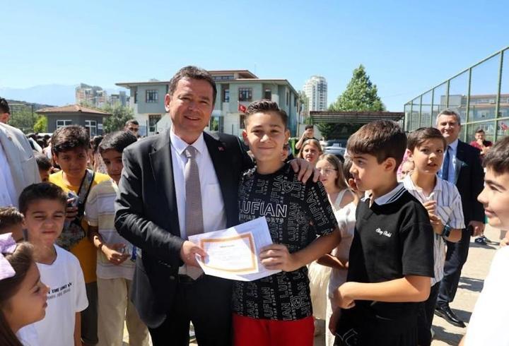 Osmangazi Belediye Başkanı Aydın, öğrencilerin karne heyecanını paylaştı