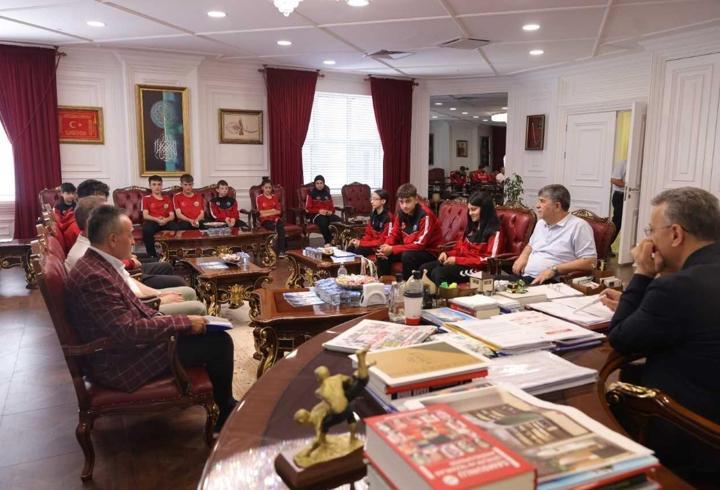 Başarılı sporcudan İlkadım Belediye Başkanı Kurnaz'a ziyaret