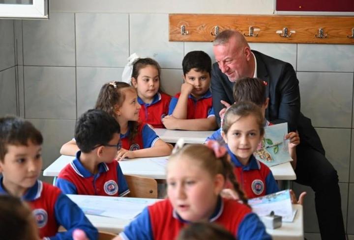 Karacabey Belediye Başkanı Karabatı, öğrencilerin karne heyecanına ortak oldu