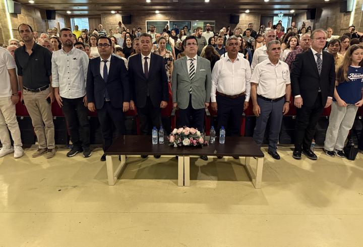 Tekirdağ'da öğrenciler karnelerini lavanta bahçesinde düzenlenen törenle aldı