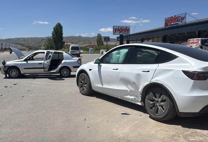 Sivas'ta iki otomobilin çarpıştığı kazada 2 kişi yaralandı
