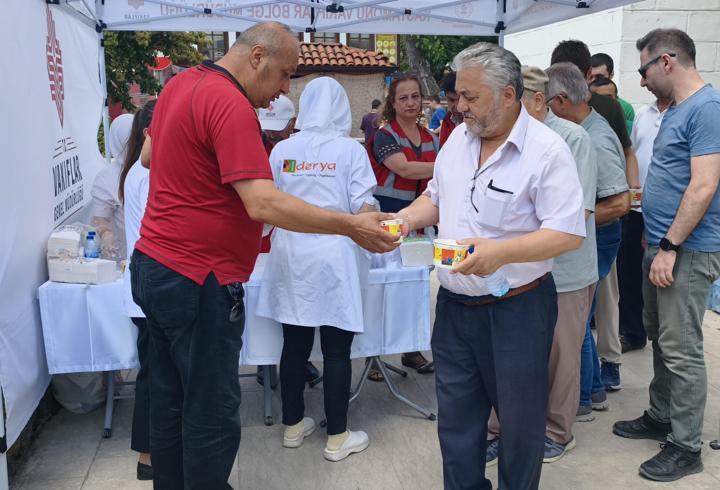 Karabük'te vatandaşlara aşure dağıtıldı