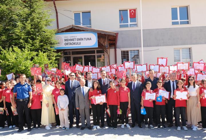 Şarkışla ve Ulaş ilçelerinde karne heyecanı yaşandı