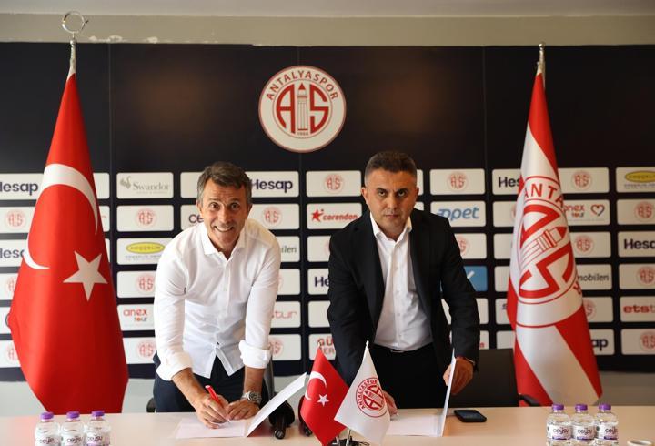 Bülent Korkmaz, Antalyaspor'a imzayı attı