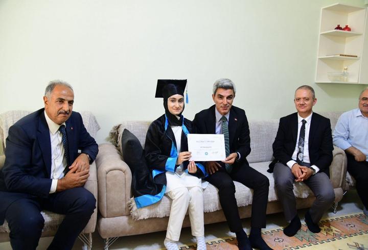 Malatya'da evde eğitim gören öğrenciye karnesi teslim edildi