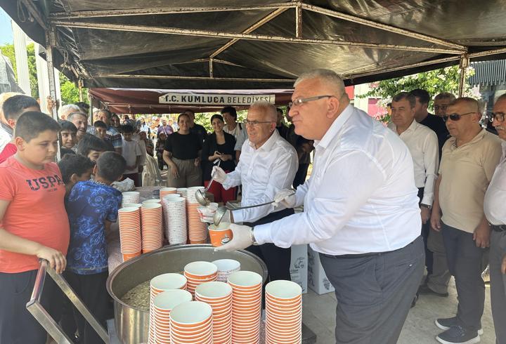 Kumluca Belediyesi vatandaşlara aşure ikramında bulundu