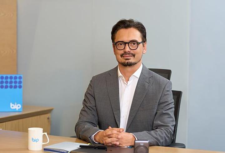 Gelişmiş aktif gürültü engelleme teknolojisini yüksek ses performansı, uzun pil ömrü ve gün boyu konfor sağlayan ergonomik tasarımla bir araya getiren Space 2; yoğun şehir yaşamından uzun yolculuklara kadar farklı kullanım senaryolarında kullanıcıların müzik, içerik ve görüşme deneyimini bir üst seviyeye taşıyor.5