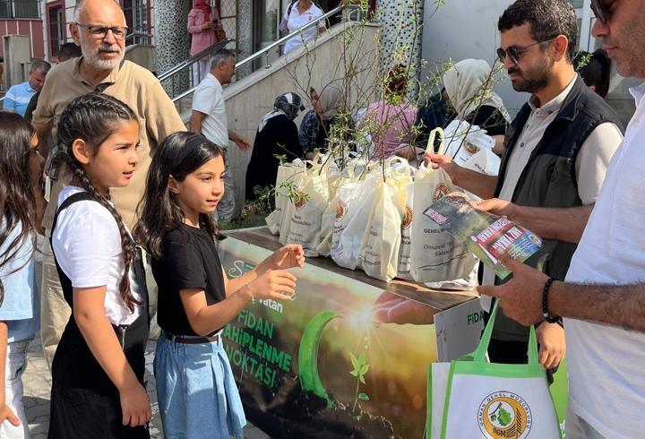 Osmaniye’de karne töreninde öğrencilere fidan dağıtıldı