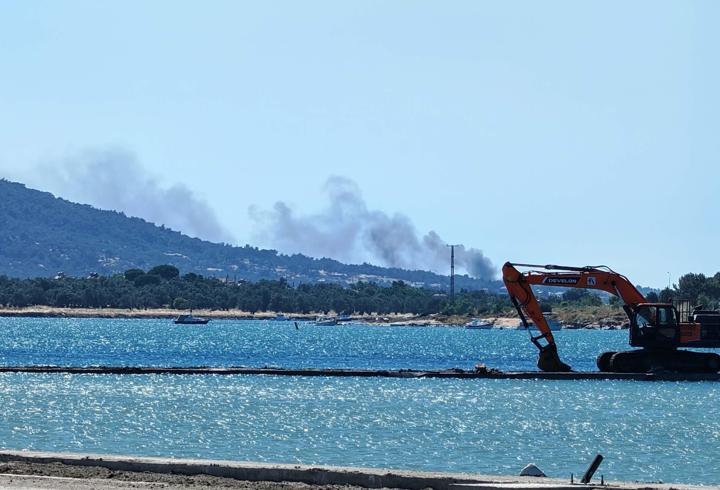 Cunda'da makilik alanda çıkan yangın ormanı yaktı