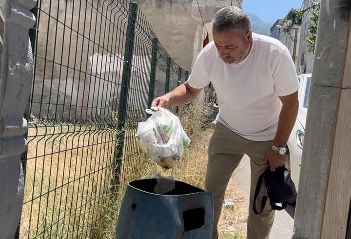 Eşi 1 kilogram altını çöp sanıp attı! Seferber olan mahalleli tek tek çöpte altın arıyor...