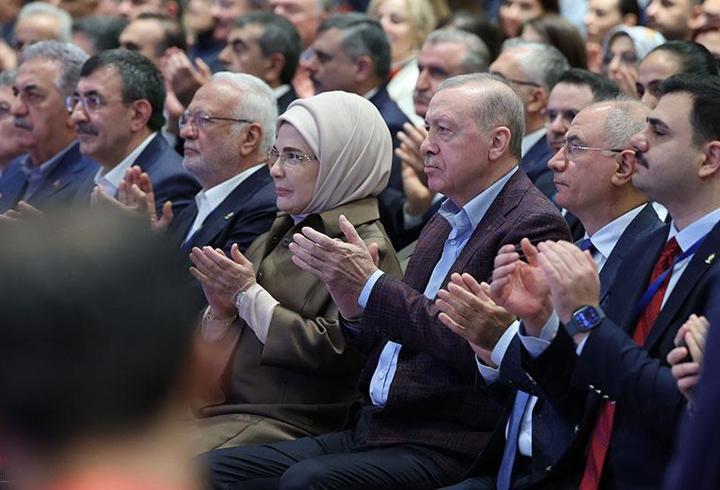AK Parti'den yeni şarkı: "EFSANE BÜYÜK BAŞKAN"