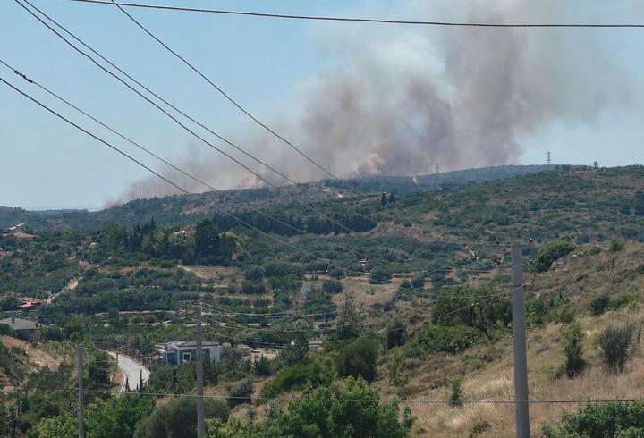 Çeşme’de çöplükte çıkan yangın, makilik alana sıçradı