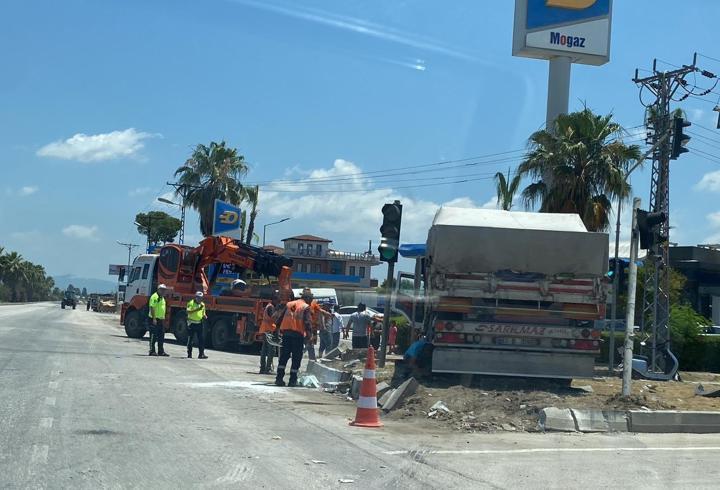 TIR, kavşakta 2 otomobile çarptı; 5 yaralı