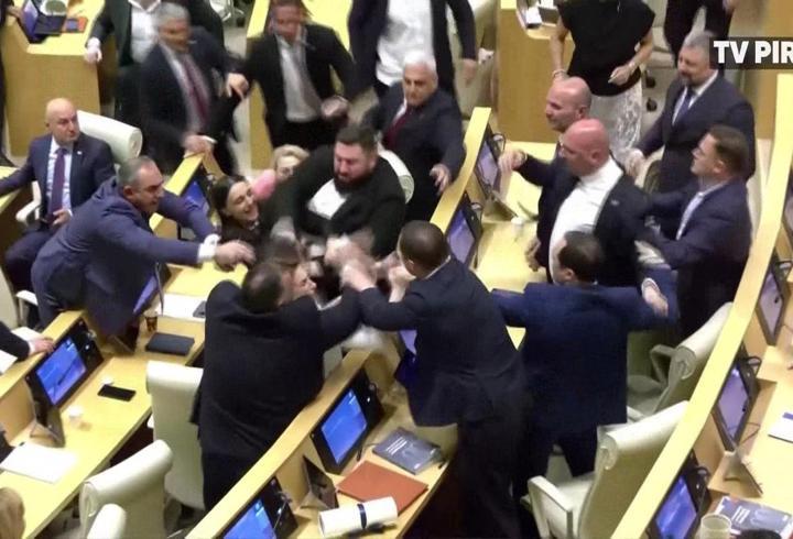 Gürcistan parlamentosu karıştı! İktidar ve muhalefetin vekilleri birbirine girdi