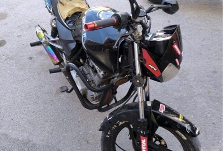 Abart egzozlu ve plakasız motosikletin ehliyetsiz sürücüne 105 bin lira ceza