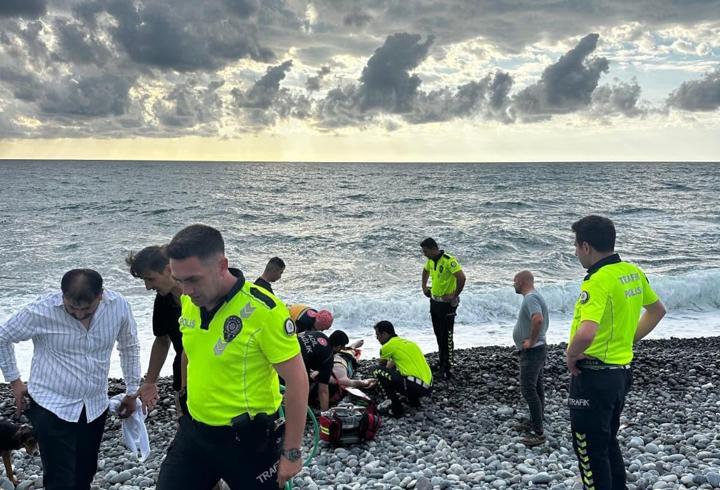 Boğulma tehlikesi geçiren asteğmen, polislerin yardımıyla kurtarıldı