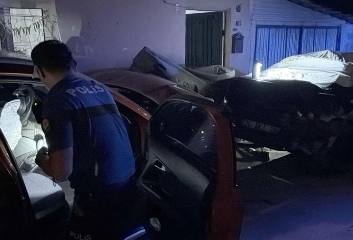 Otomobiliyle, park halindeki otomobile ve motosiklete çarptı; kaza anı kamerada