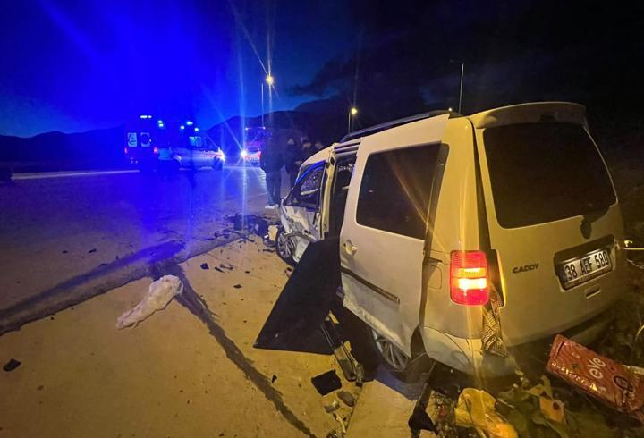 Kayseri’de hafif ticari araç ile otomobil çarpıştı: 1 ölü, 6 yaralı