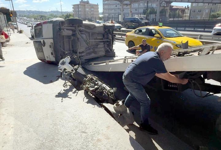 Avcılar’da hafif ticari araç motosiklete çarpıp yan yola devrildi: 2 yaralı
