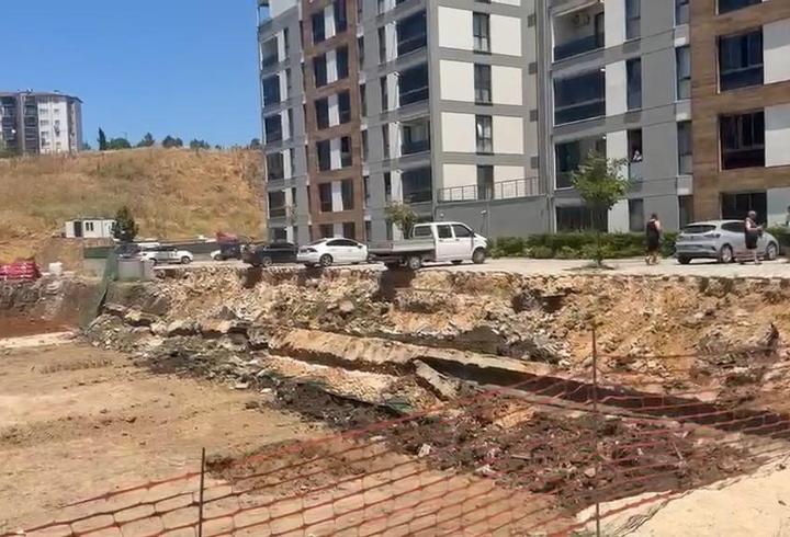 İnşaatın bitişiğindeki sitenin istinat duvarının çökme anı kamerada