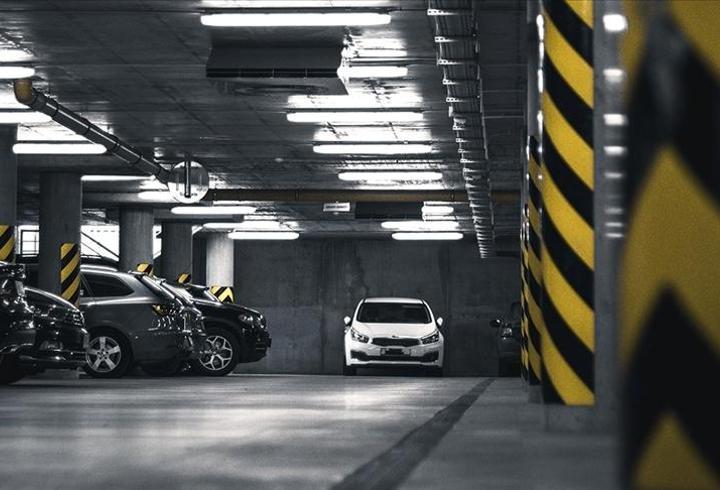 Otoparkta kabus: Zorla arabasına bindi, parasını ve kolyesini aldı!